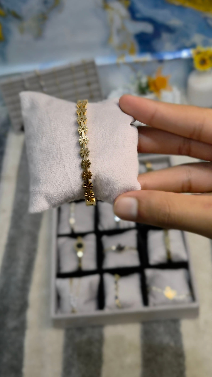 Mini Daisy handcuff