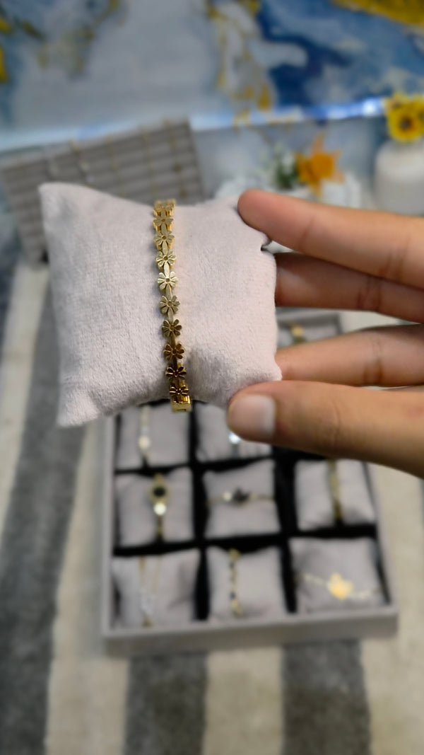 Mini Daisy handcuff